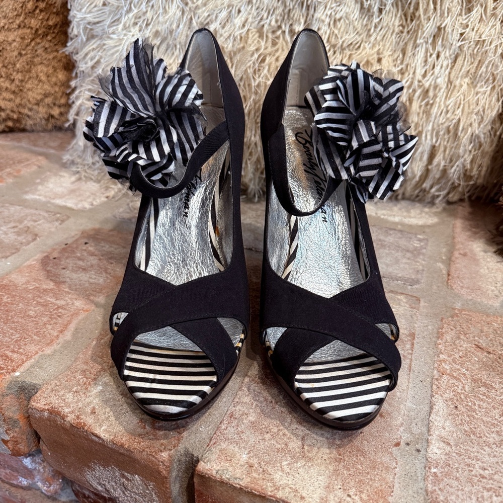 White Striped Flower Accent Peep Toe High Heels - Picture 4 of 13